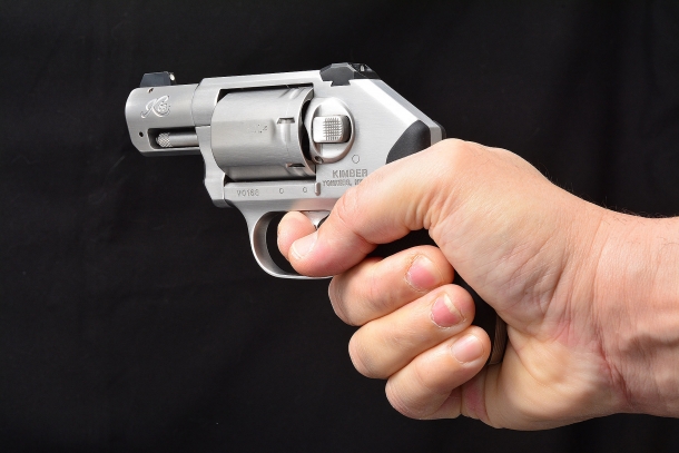 Revolver Kimber K6s in calibro .357 Magnum Una mano di dimensioni ragguardevoli mostra le dimensioni ridotte dell'impugnatura