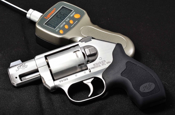 Revolver Kimber K6s in calibro .357 Magnum lo scatto dell'esemplare in prova ha superato la resistenza di 5 kg promessi dalla casa costruttrice. in ogni caso lo scatto del revolver Kimber K6s, ha permesso di ottenere ottime rosate concentrate, sia nel tiro mirato, sia in velocità