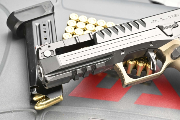 Laugo Arms "Alien": la pistola di un altro pianeta Laugo Arms "Alien": la pistola di un altro pianeta