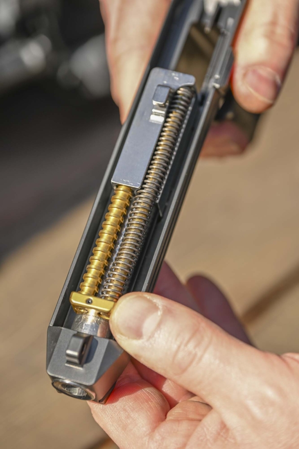 Laugo Arms "Alien": la pistola di un altro pianeta Laugo Arms "Alien": la pistola di un altro pianeta