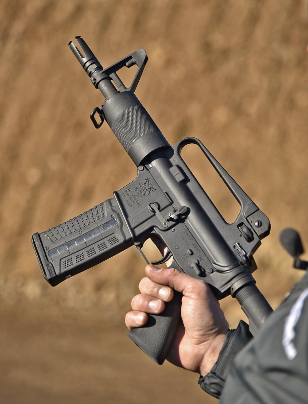 Il K23B Stubby della Olympic Arms presenta una canna da soli sei pollici e mezzo