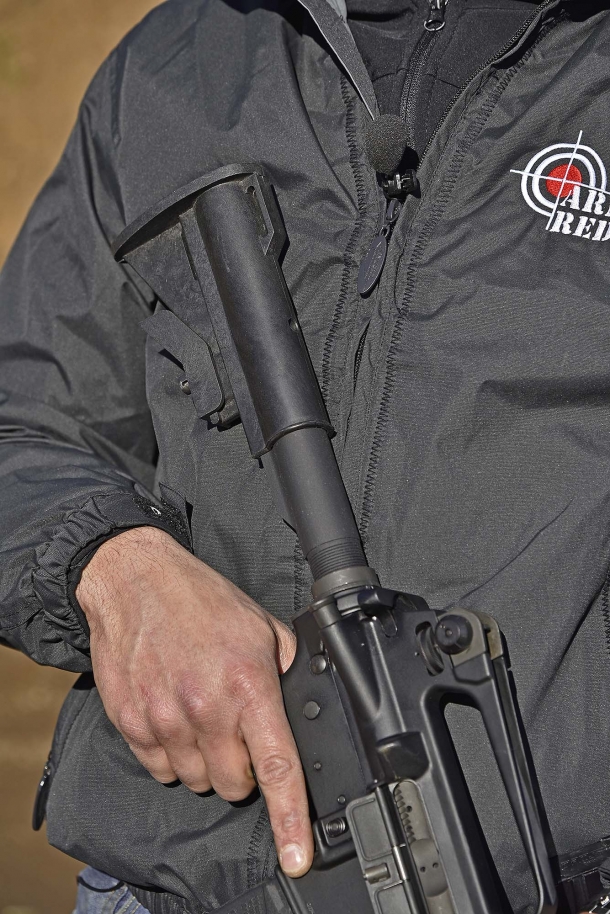 Classificata come pistola, l'arma è molto compatta, ma la calciatura la rende molto efficace controllabile