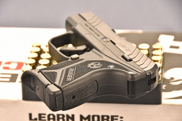 Ruger LCP II  calibro .380 ACP, si nota il foro posteriore dal quale è possibile intravedere la posizione del cane 