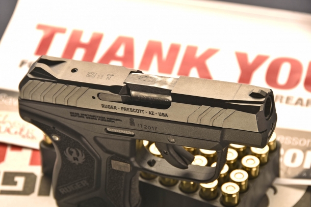si nota la canna prismatica della Ruger LCP II  calibro .380 ACP, che funge da elemento di chiusura 