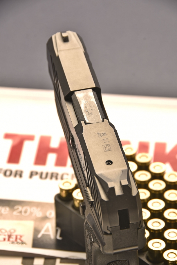 rispetto al primo modello, la Ruger LCP II  calibro .380 ACP, ha una tacca di mira maggiorata, con zigrinature antiriflesso 