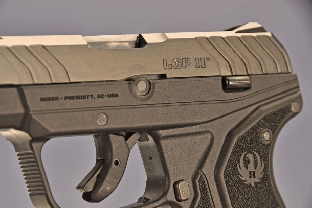 le dimensioni della Ruger LCP II  calibro .380 ACP, permettono di raggiungere facilmente i comandi dell'arma