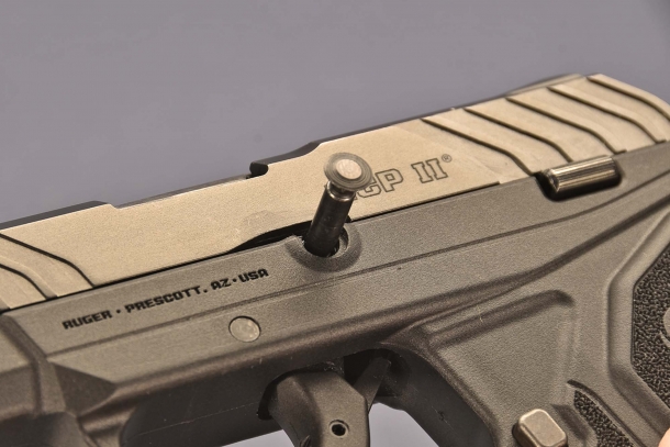 la separazione tra canna e carrello della Ruger LCP II  calibro .380 ACP, può avvenire estraendo il perno di smontaggio dalla sua sede. per l'operazione può essere necessario avvalersi di un attrezzo