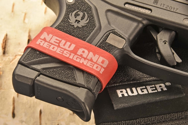 sebbene dotato di una piccola appendice, il caricatore della Ruger LCP II  calibro .380 ACP, non consente una presa completa nemmeno con mani di medie dimensioni
