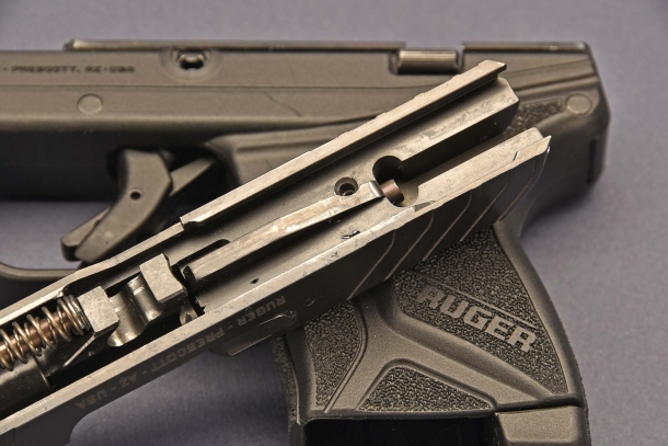 la Ruger LCP II  calibro .380 ACP, è priva della sicura al percussore ma è stata dotata di quella automatica al grilletto 