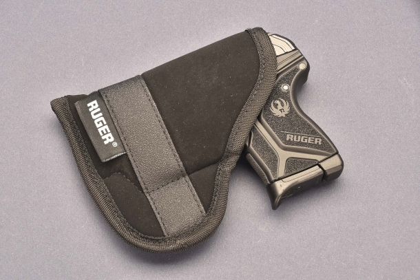 non lasciamoci tentare dalle dimensioni. la Ruger LCP II  calibro .380 ACP deve sempre essere portata in fondina 
