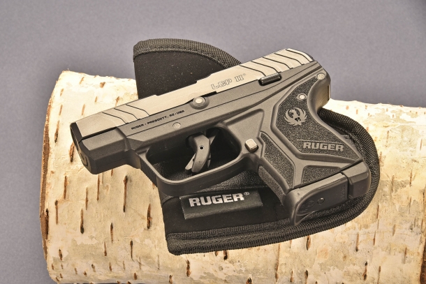 la Ruger LCP II  calibro .380 ACP adagiata sulla fondina fornita in dotazione