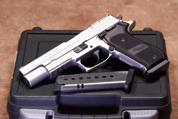 SIG Sauer P220 45 ACP L'arma è fornita in una robusta valigetta di plastica con manuale di istruzioni e due caricatori extra.