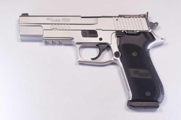 SIG Sauer P220 45 ACP Vista sinistra dell'arma