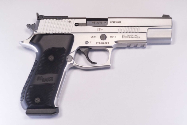 SIG Sauer P220 45 ACP Vista destra dell'arma