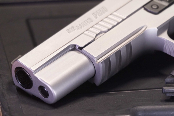 SIG Sauer P220 45 ACP La slitta Picatinny e gli intagli di presa anteriori per il chamber check