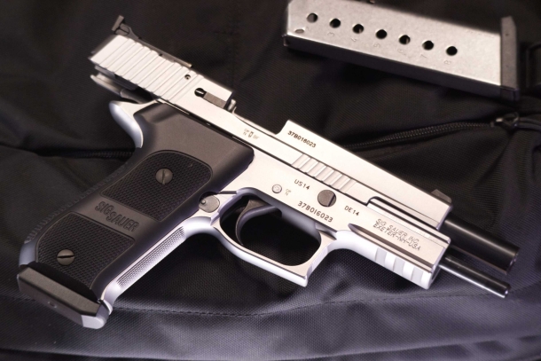 SIG Sauer P220 45 ACP Le guancette e i dettagli neri contrastano piacevolmente con l'acciaio inox e l'ergal.