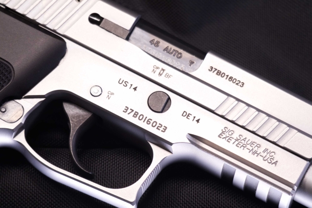 SIG Sauer P220 45 ACP Come molte armi contemporanee, anche la P220 presenta una pletora di scritte