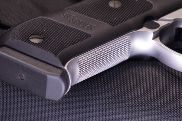 SIG Sauer P220 45 ACP La parte anteriore dell'impugnatura è finemente zigrinata per migliorare la presa