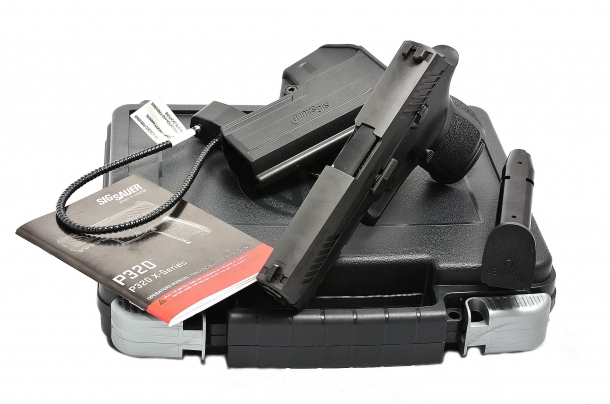 Sig Sauer P320 calibro 9mm tra gli accessori della Sig Sauer P320 calibro 9mm spicca la fondina in Kydex