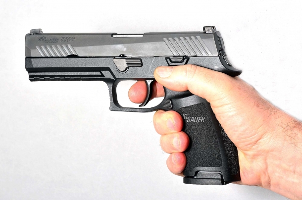 Sig Sauer P320 calibro 9mm è una full size ma la pistola Sig Sauer P320 calibro 9mm può essere agevolmente impugnata anche da mani di medie dimensioni