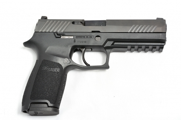 Sig Sauer P320 calibro 9mm il lato destro della Sig Sauer P320 calibro 9mm