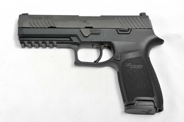 Sig Sauer P320 calibro 9mm il lato sinistro della Sig Sauer P320 calibro 9mm
