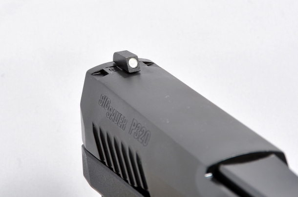 Sig Sauer P320 calibro 9mm il mirino è regolabile in deriva e si avvale del classico dot verniciato