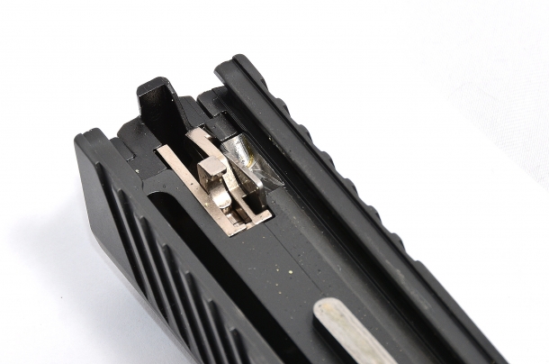 Sig Sauer P320 calibro 9mm nella foto si nota l'appendice del percussore lanciato che ad arma montata va a contrastare con un elemento del pacchetto di scatto