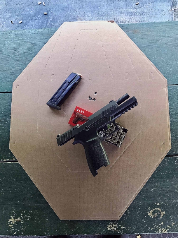Sig Sauer P320 calibro 9mm rosata effettuata alla distanza di 12 metri. tiro mirato. la Sig Sauer P320 calibro 9mm è oltremodo precisa per essere un'arma da difesa