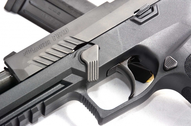 Sig Sauer P320 calibro 9mm i comandi della Sig Sauer P320 calibro 9mm, sono facilmente raggiungibili e non intralciano durante il tiro. il grilletto del tipo alleggerito identifica i modelli che hanno beneficiato delle modifiche di sicurezza