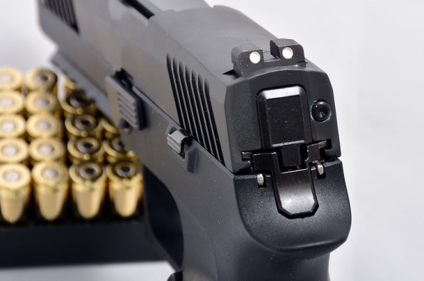 Sig Sauer P320 calibro 9mm i due riferimenti bianchi della tacca di mira