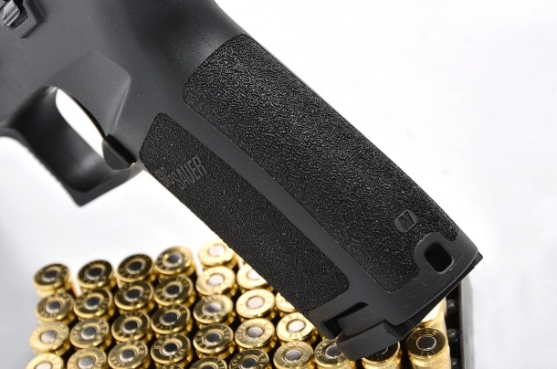 Sig Sauer P320 calibro 9mm il grip della Sig Sauer P320 calibro 9mm è assicurato da una texture che avvolge quasi totalmente l'impugnatura