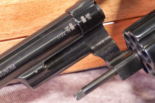 Smith & Wesson Modello 29 in cassetta di legno La dicitura "29-10" impressa nella sede del giogo del tamburo indica che si tratta della decima versione del Modello 29