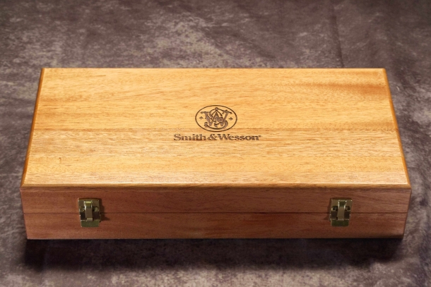 Smith & Wesson Modello 29 in cassetta di legno La cassetta di legno in cui e' consegnata la Smith & Wesson Modello 29.