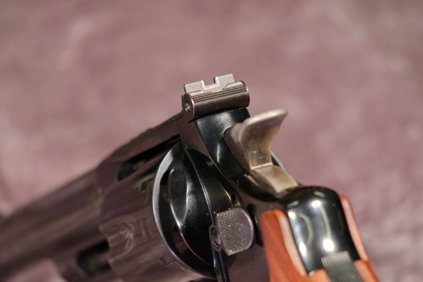 Smith & Wesson Modello 29 in cassetta di legno La tacca di mira è regolabile, di tipo classico Smith & Wesson