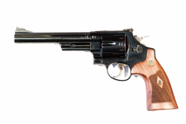 Smith & Wesson Modello 29 in cassetta di legno Vista sinistra dell'arma