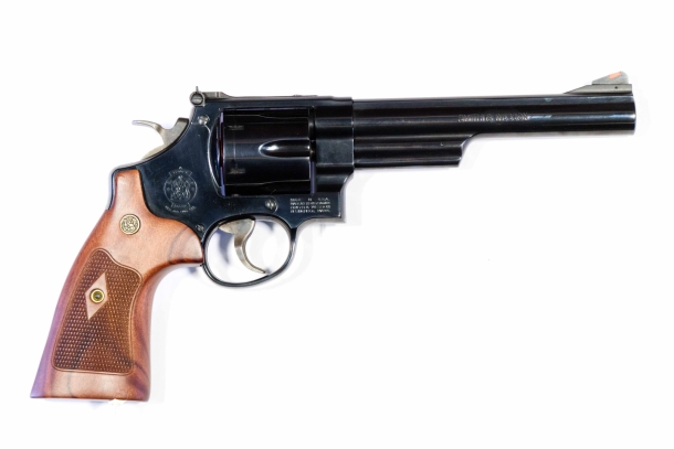 Smith & Wesson Modello 29 in cassetta di legno Vista destra dell'arma