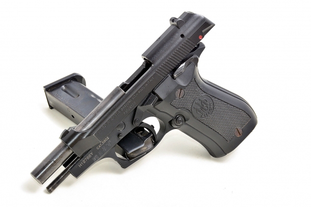 Perché le pistole "Striker Fired" hanno conquistato il mondo Beretta 84: la sua chiusura labile non è gestibile facilmente da chi non ha molta forza nelle mani