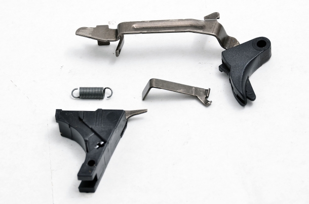 Perché le pistole "Striker Fired" hanno conquistato il mondo Il sistema striker della Glock è composto da un connettore che collega la leva di scatto all'elemento che permette sia la compressione finale della molla del percussore, sia il successivo sgancio dello stesso