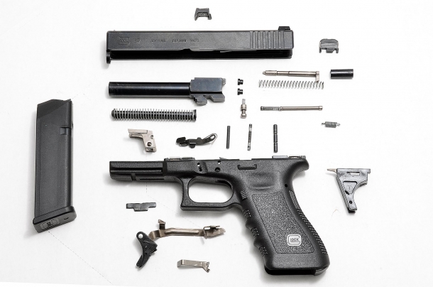 Perché le pistole "Striker Fired" hanno conquistato il mondo Una Glock in smontaggio completo: poche parti, poche possibilità di rotture