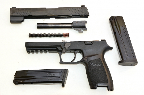 Perché le pistole "Striker Fired" hanno conquistato il mondo L'ottima Sig P320, equipaggiata da percussore lanciato e chiusura a corto rinculo di canna Browning modificata