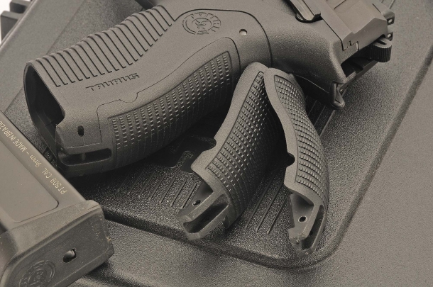 La pistola è dotata di dorsalini intercambiabili
