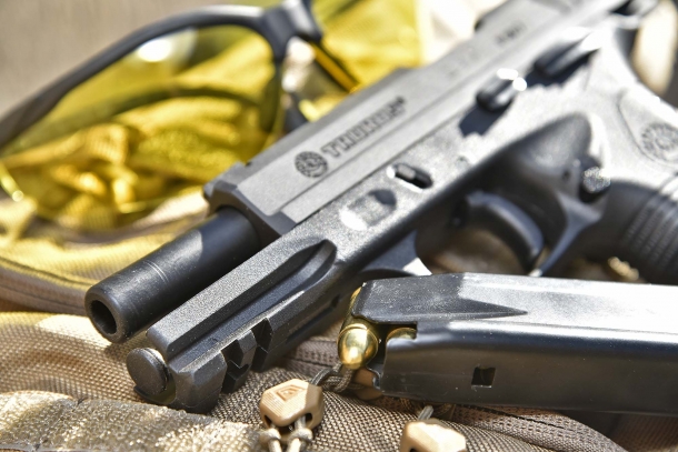 L'arma in posizione di riposo in apertura
