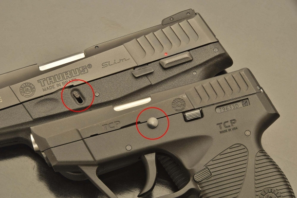 Da sinistra: per lo smontaggio da campo, nella Taurus PT709 il carrello si svincola tirando verso il basso le due levettine laterali (identico alla Glock); mentre nella PT738 si estrae manualmente un perno passante 