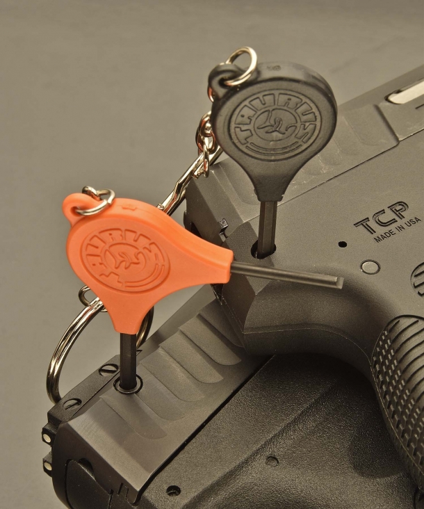 Le due pistole sono dotate di Taurus Security System, una sicura manuale a chiave situata sul lato posteriore destro del carrello dell'arma. Negli Stati Uniti questo tipo di sicure sono soprannominate "Hillary Hole" e definite "Stupid Lock". Non servono altri commenti.