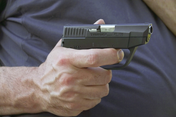 La piccola Taurus PT738 è fatta per essere portata in tasca, adottando sempre un'apposita fondina