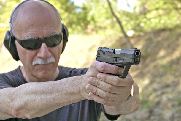 Con la Taurus PT709, nonostante le dimensioni contenute della pistola, l'impugnatura e il tiro a due mani sono ancora possibili