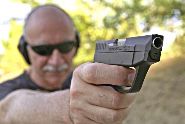 Con la piccola Taurus PT738 il tiro a due mani è invece "pericoloso": sotto stress, si rischia infatti che la mano debole possa finire davanti alla volata