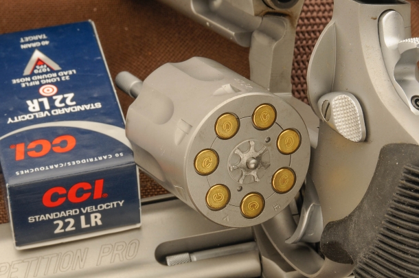 Il tamburo da 7 colpi di un Taurus Tracker 970 in .22 Long Rifle