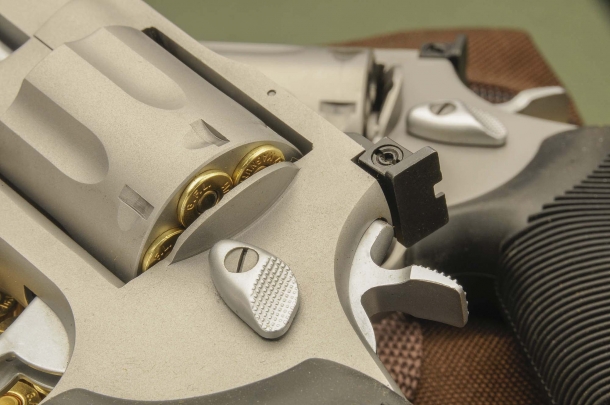 I revolver Taurus Tracker 627 National Match Il pulsante di apertura del tamburo